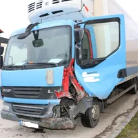 294943619-lkw-geriet-auf-eisglatter-strasse-ins-rutschen-pdee.jpg